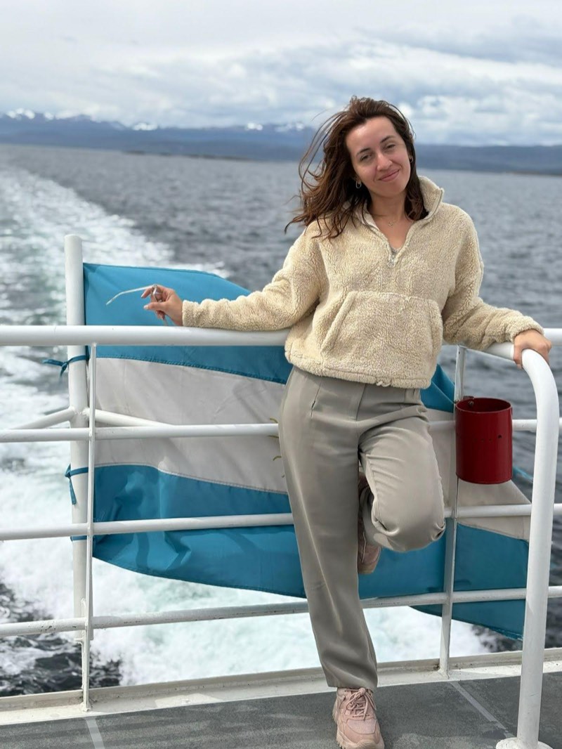 Mili Bengolea, mirando a cámara sobre la cubierta de un barco